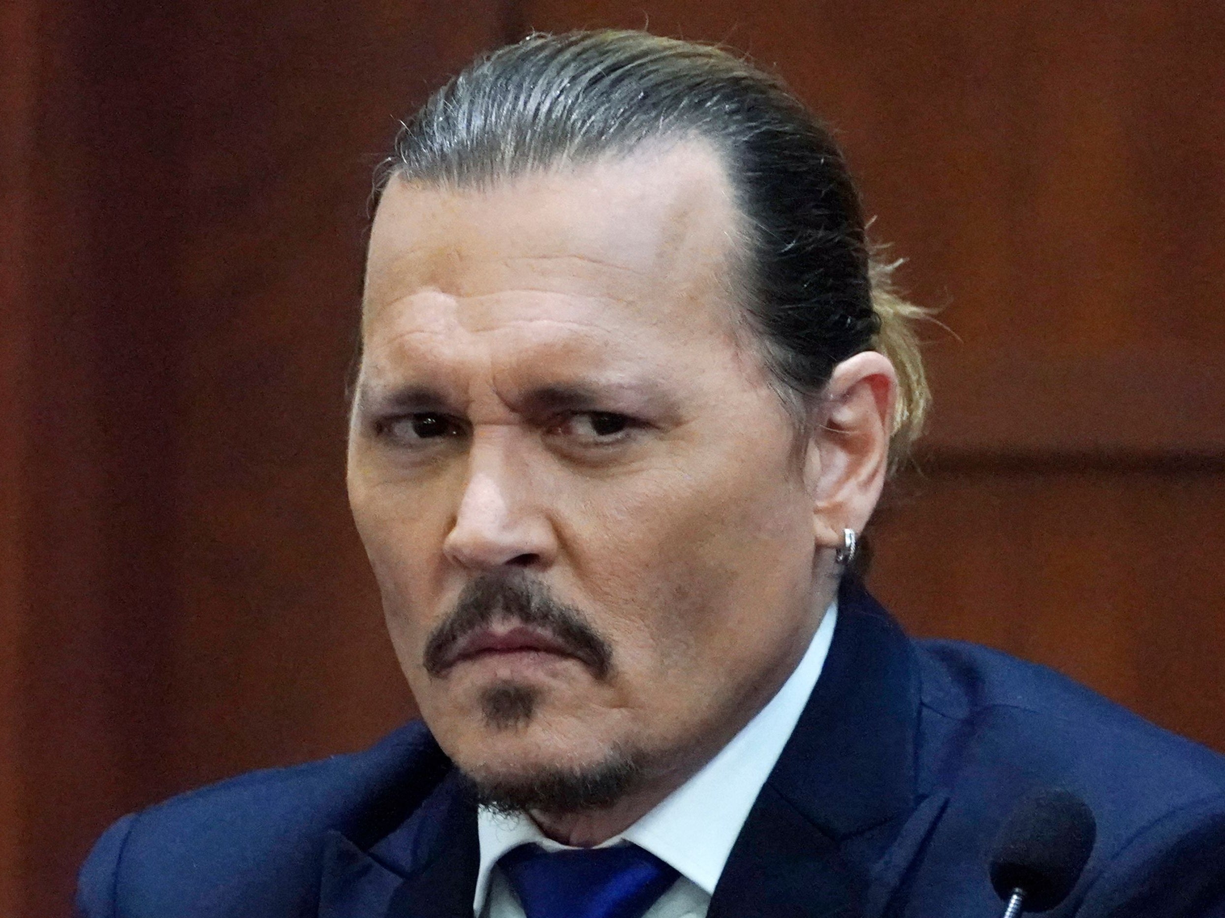 Jennifer Grey dice que “no reconoce” a Johnny Depp en las fotos del juicio
