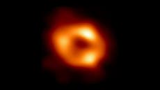 Científicos revelan la primera imagen de un agujero negro supermasivo en nuestra galaxia