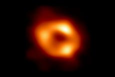 Científicos revelan la primera imagen de un agujero negro supermasivo en nuestra galaxia