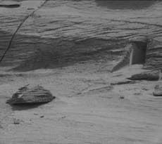El rover de la NASA detecta una extraña formación rocosa que parece una “puerta alienígena” en Marte