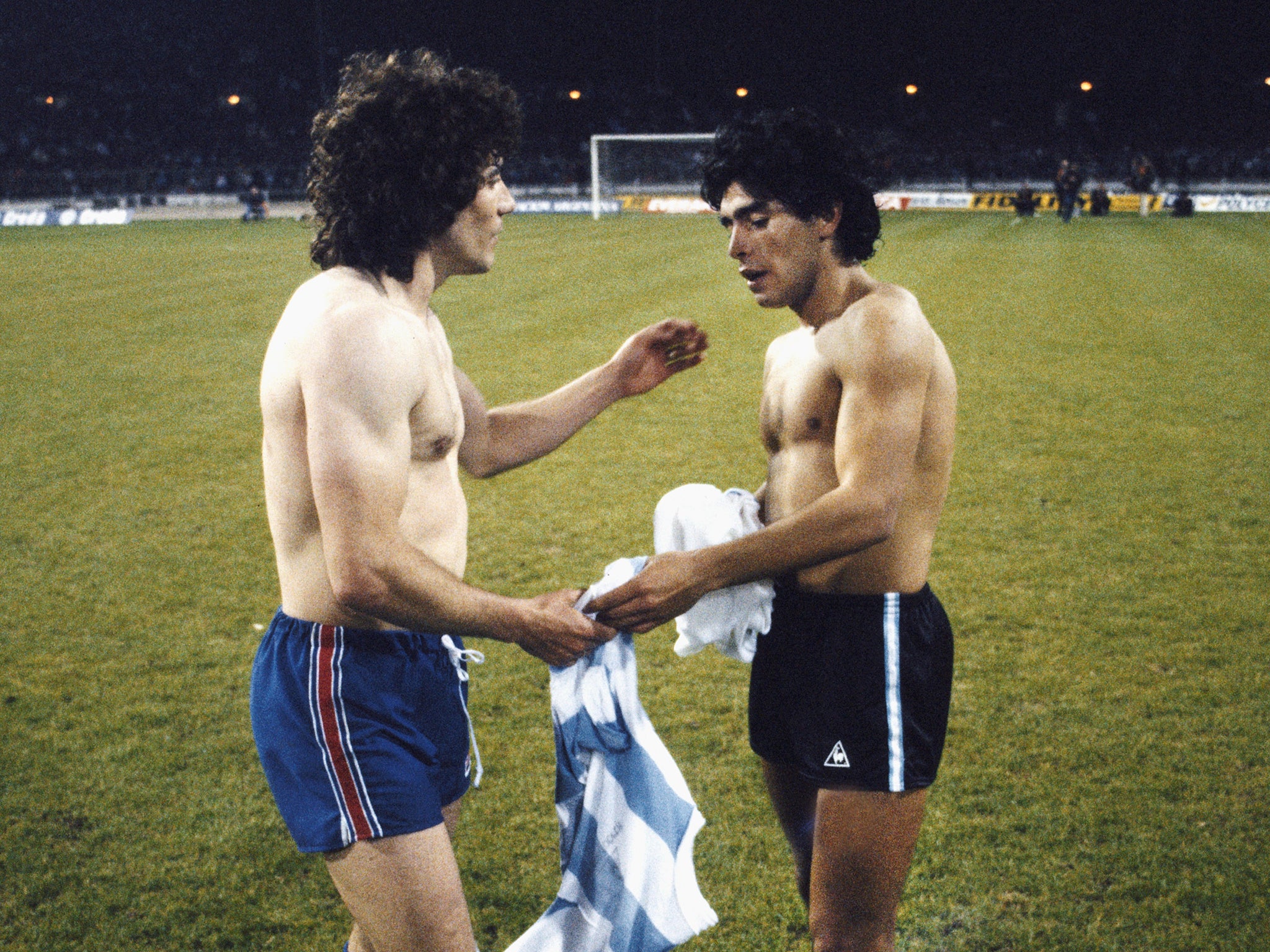 El capitán de Inglaterra, Kevin Keegan, intercambia camisetas con un adolescente Diego Maradona tras un partido amistoso en el estadio de Wembley entre Inglaterra y Argentina el 13 de mayo de 1980