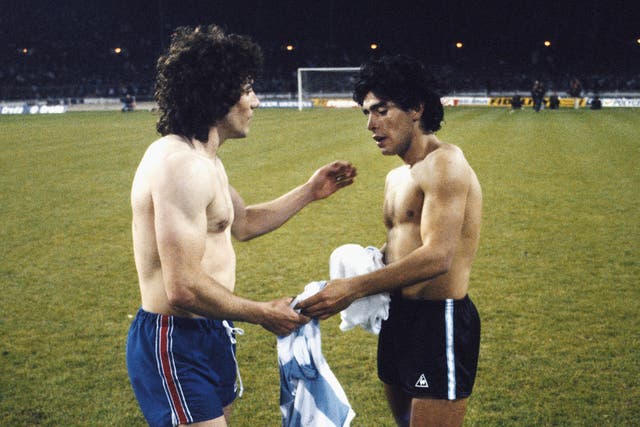 <p>El capitán de Inglaterra, Kevin Keegan, intercambia camisetas con un adolescente Diego Maradona tras un partido amistoso en el estadio de Wembley entre Inglaterra y Argentina el 13 de mayo de 1980 </p>