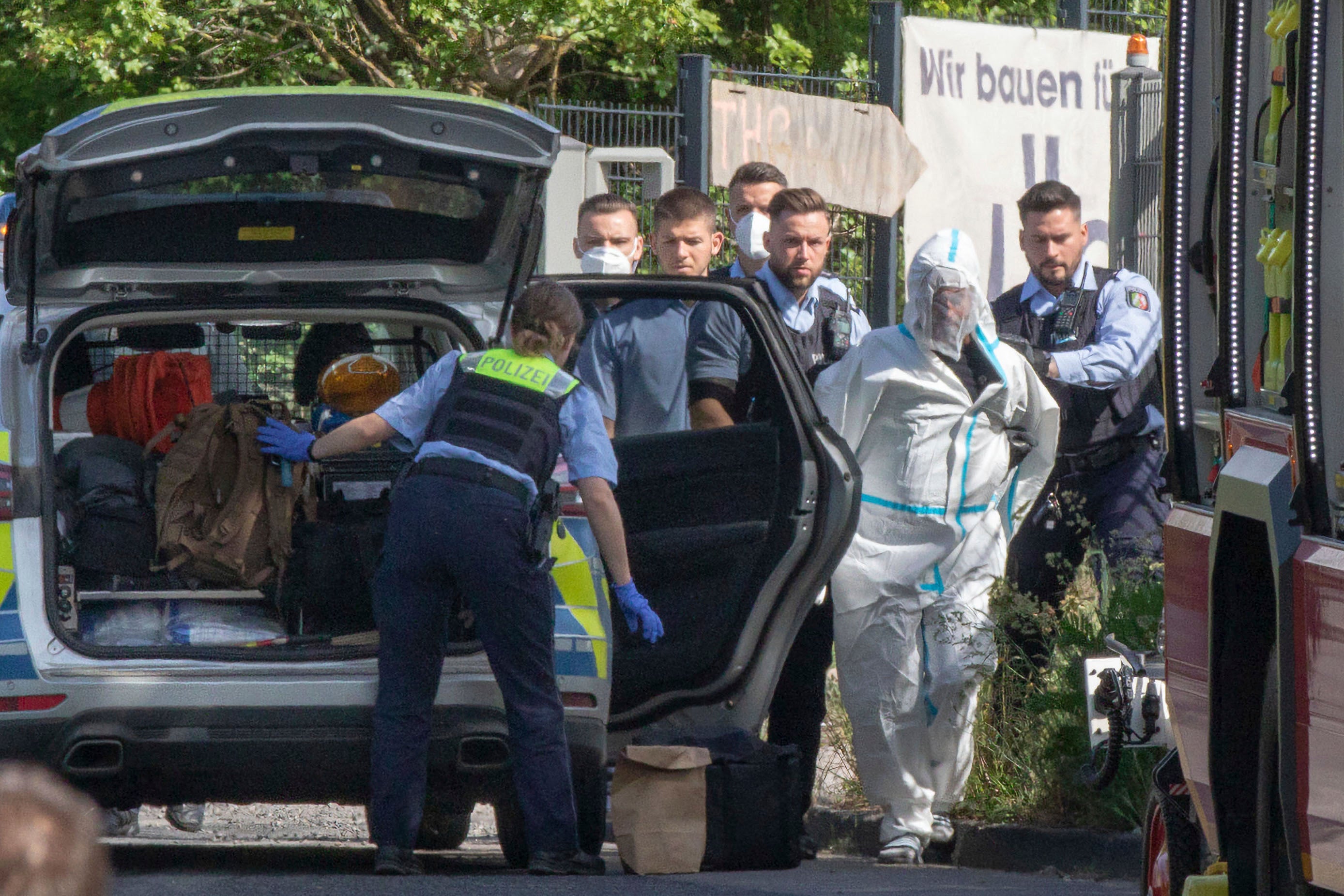 El ministro de interior alemán dijo que el sospechoso, fotografiado en un traje de protección blanco, ya era conocido por las autoridades