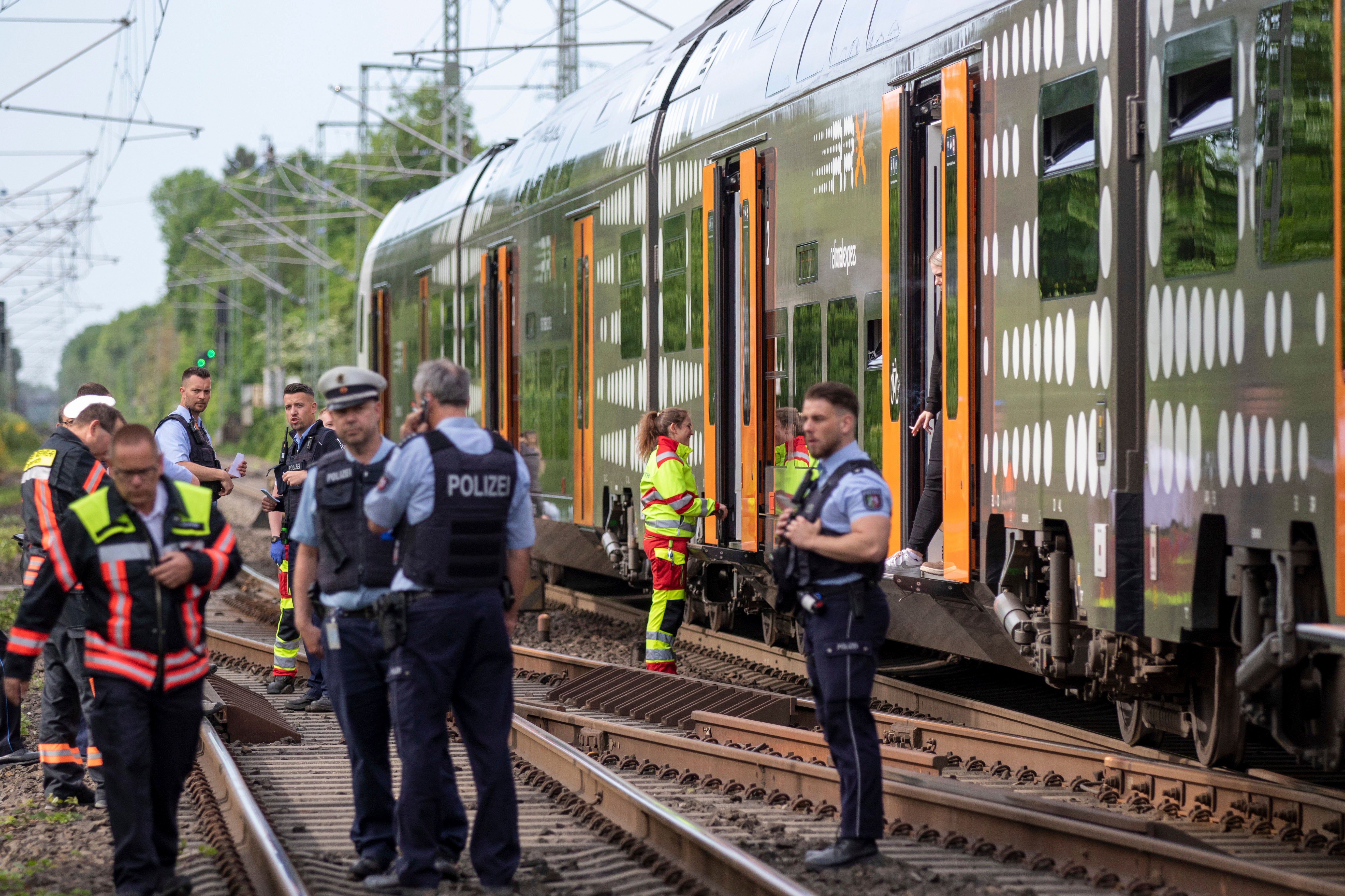 Oficiales de policía parados frente al tren regional en Herzogenrath