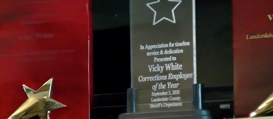 Los premios a la empleada del año de Vicky White se exhiben con orgullo en casa de su madre