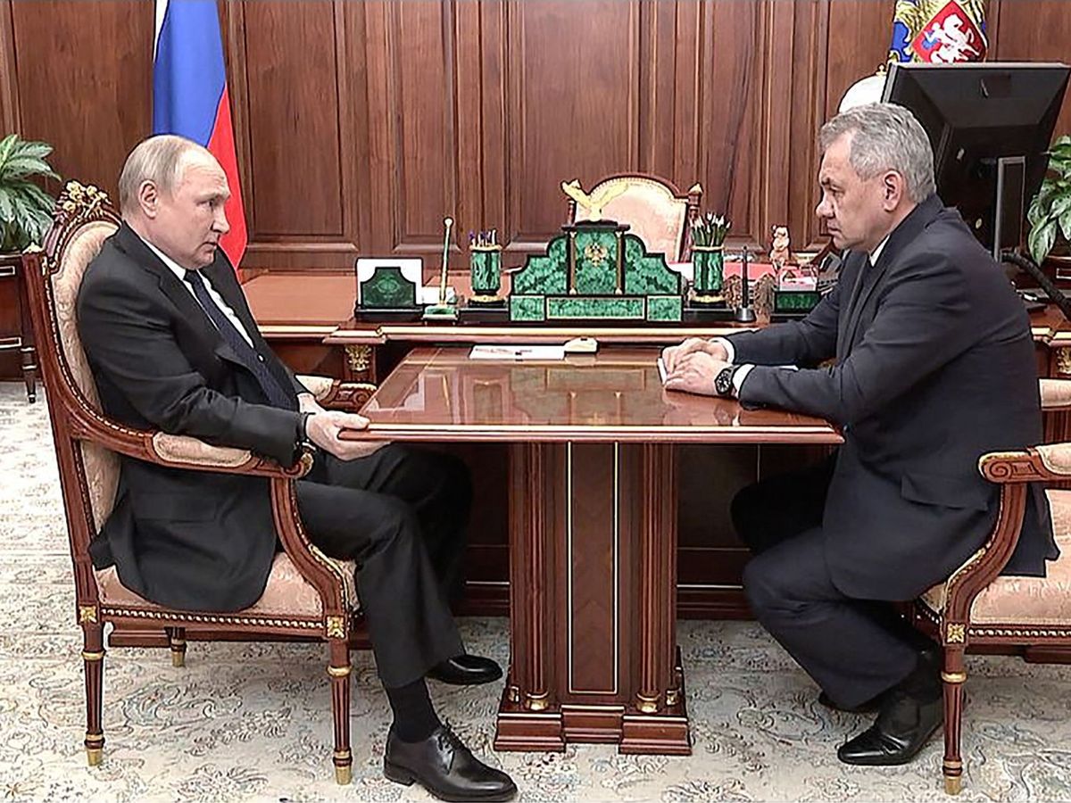 Vladimir Putin se agarra torpemente a una mesa durante una reunión con su ministro de Defensa