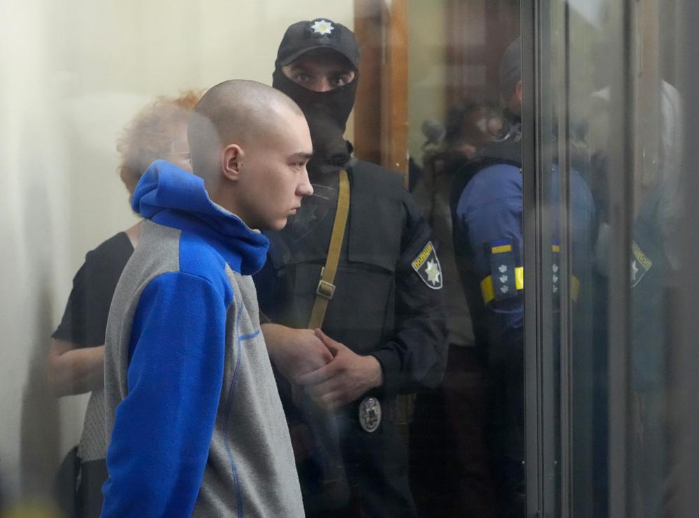 El sargento del ejército ruso Vadim Shishimarin, de 21 años, aparece detrás de un cristal durante una audiencia judicial en Kyiv, Ucrania