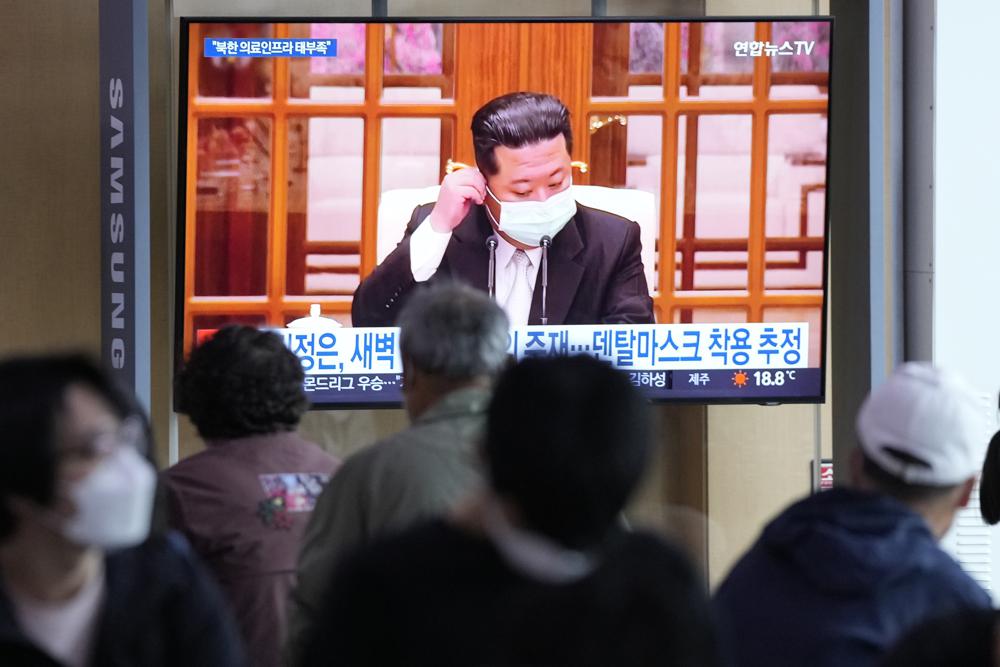 <p>La gente mira una pantalla de televisión que muestra una imagen de archivo del líder norcoreano Kim Jong-un durante un programa de noticias en una estación de tren en Seúl, Corea del Sur</p>