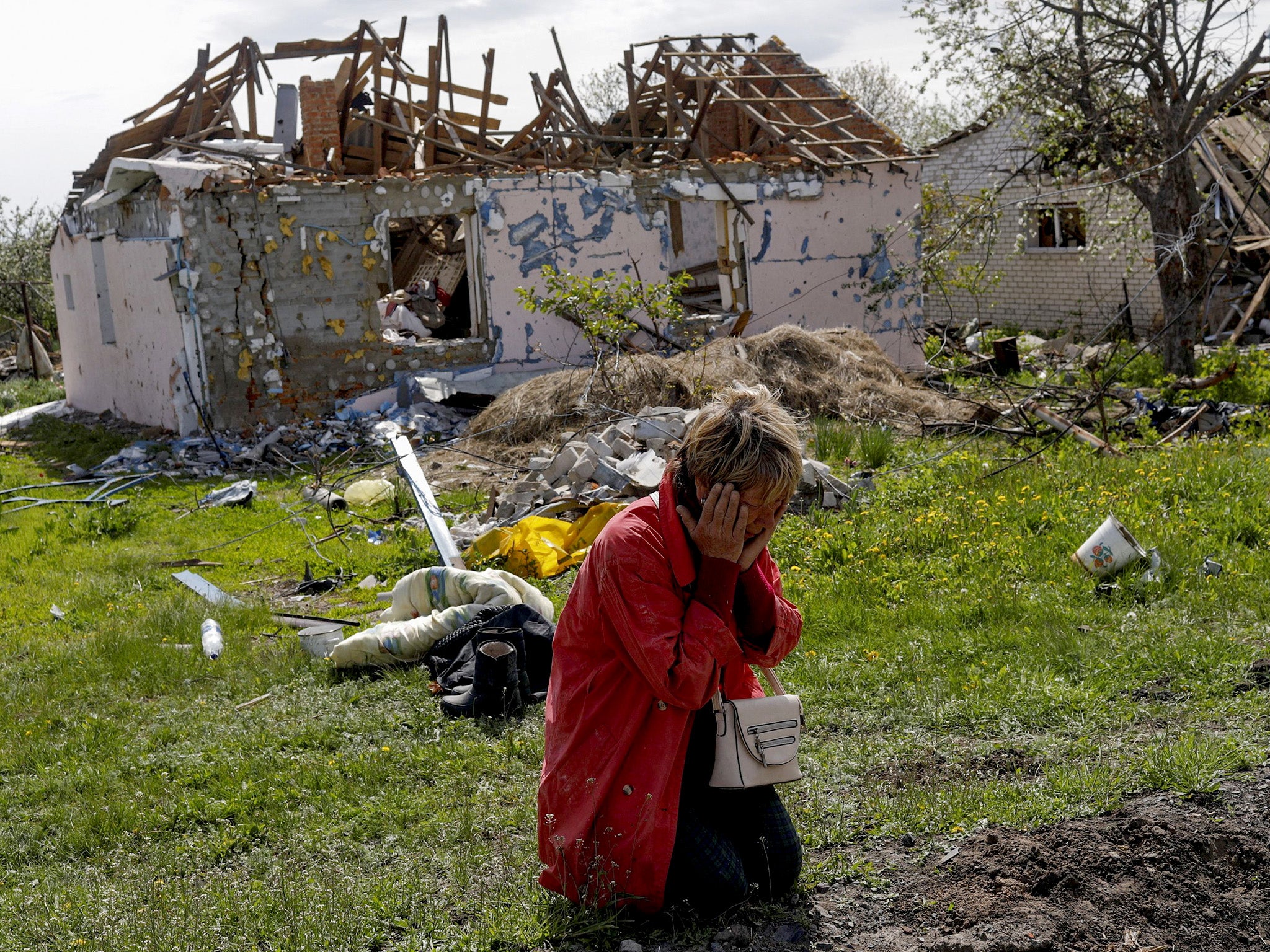 Una mujer preocupada afuera de su hogar destruido en la aldea de Vilhivka en Kharkiv