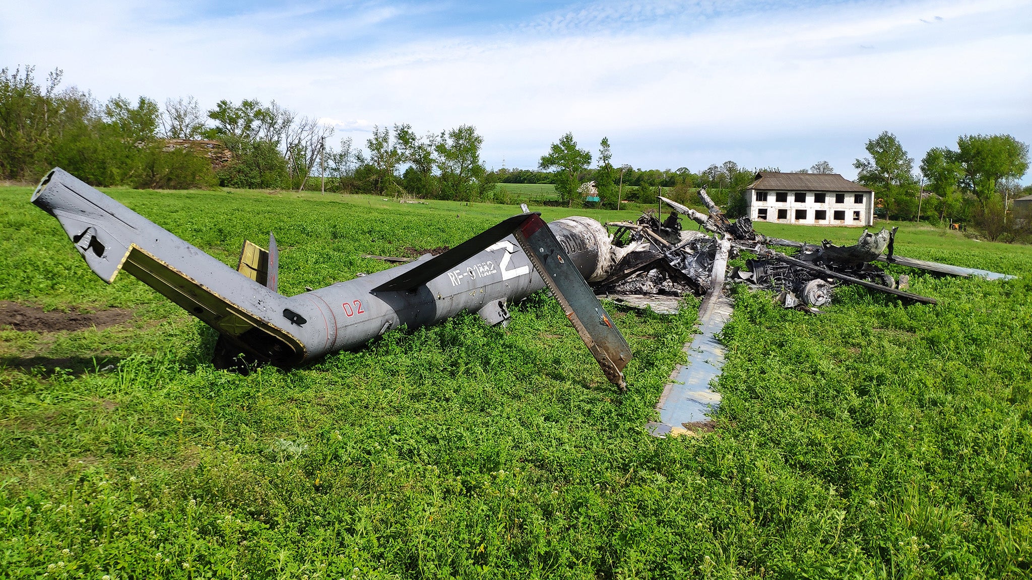 Los restos de un helicóptero ruso en Kharkiv
