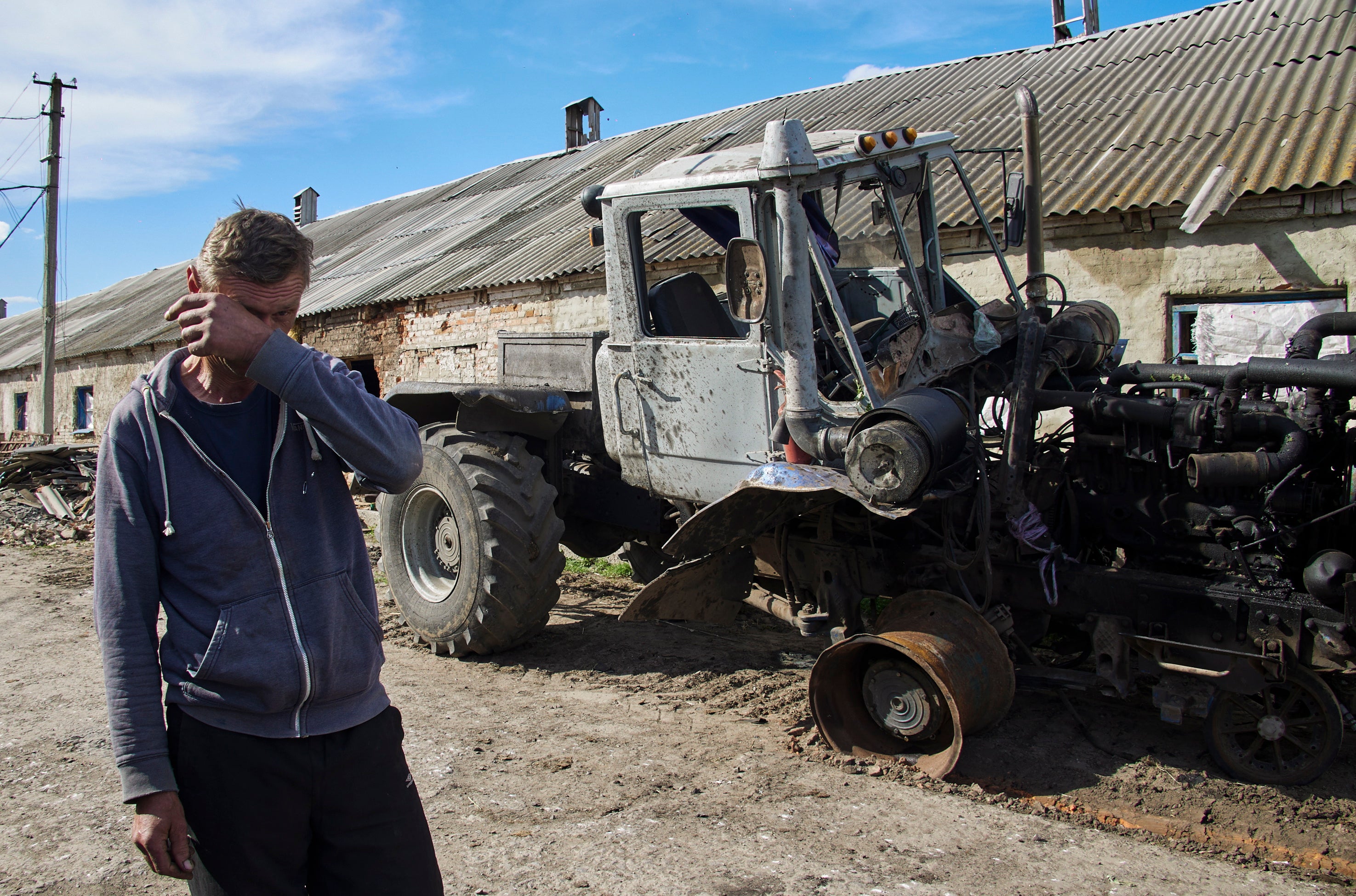 Un lugareño ve su tractor destruido en una granja en la aldea de Mala Rohan