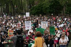 Miles participan en marchas por derecho al aborto en EEUU