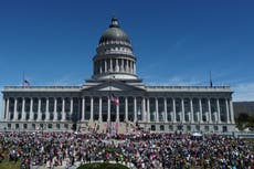 Arrestan a hombre en el Capitolio con placa falsa y cargadores de alta capacidad