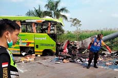 Accidente de bus turístico deja 14 muertos en Indonesia