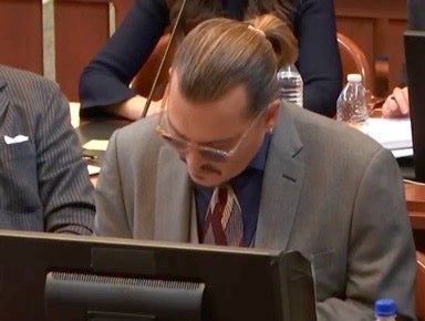 Johnny Depp reacciona cuando el tribunal escucha el audio en el que Amber Heard le dice “Junkie Johnny”
