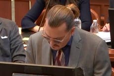 Johnny Depp reacciona cuando el tribunal escucha el audio en el que Amber Heard le dice “Junkie Johnny”