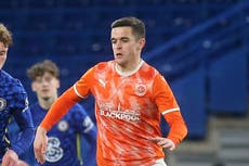 Jake Daniels es el primer futbolista profesional del Reino Unido en declararse gay en 30 años