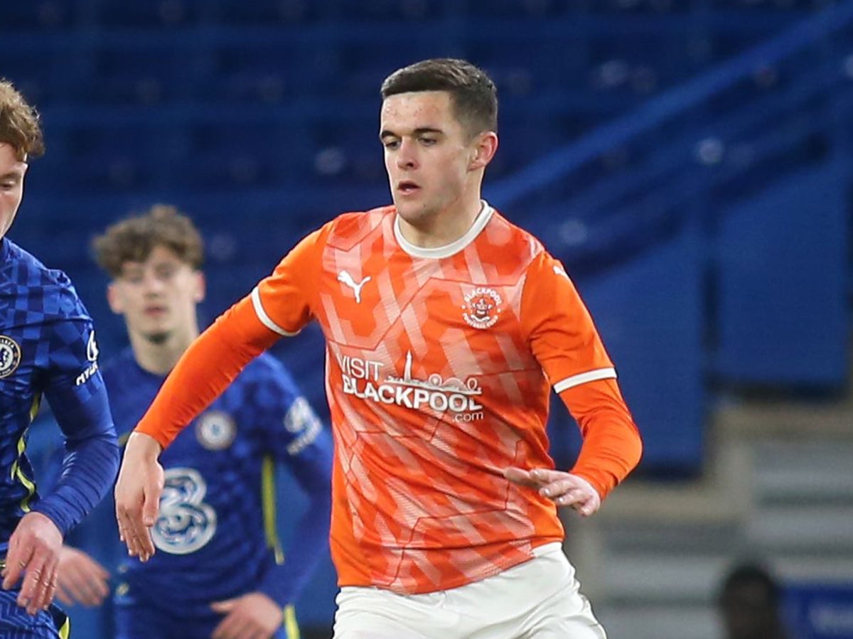 Jake Daniels: el jugador de Blackpool se convierte en el primer futbolista  profesional del Reino Unido en declararse gay en 30 años | Independent  Español