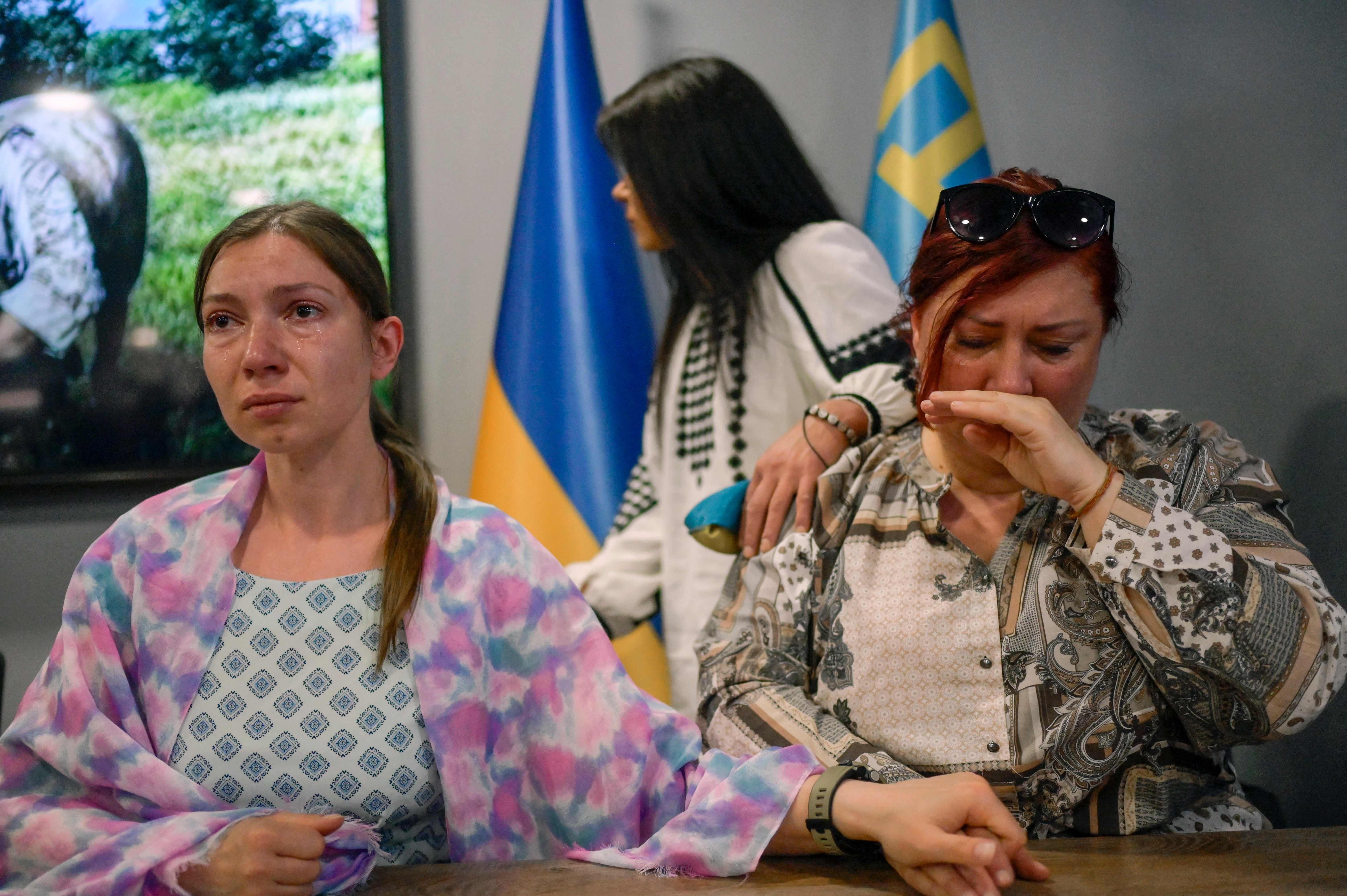 Natalia Zarytska (izq.), esposa de un combatiente de Azov, y Natalia (dcha.), madre de un combatiente de Azov, asisten a una rueda de prensa, en Estambul
