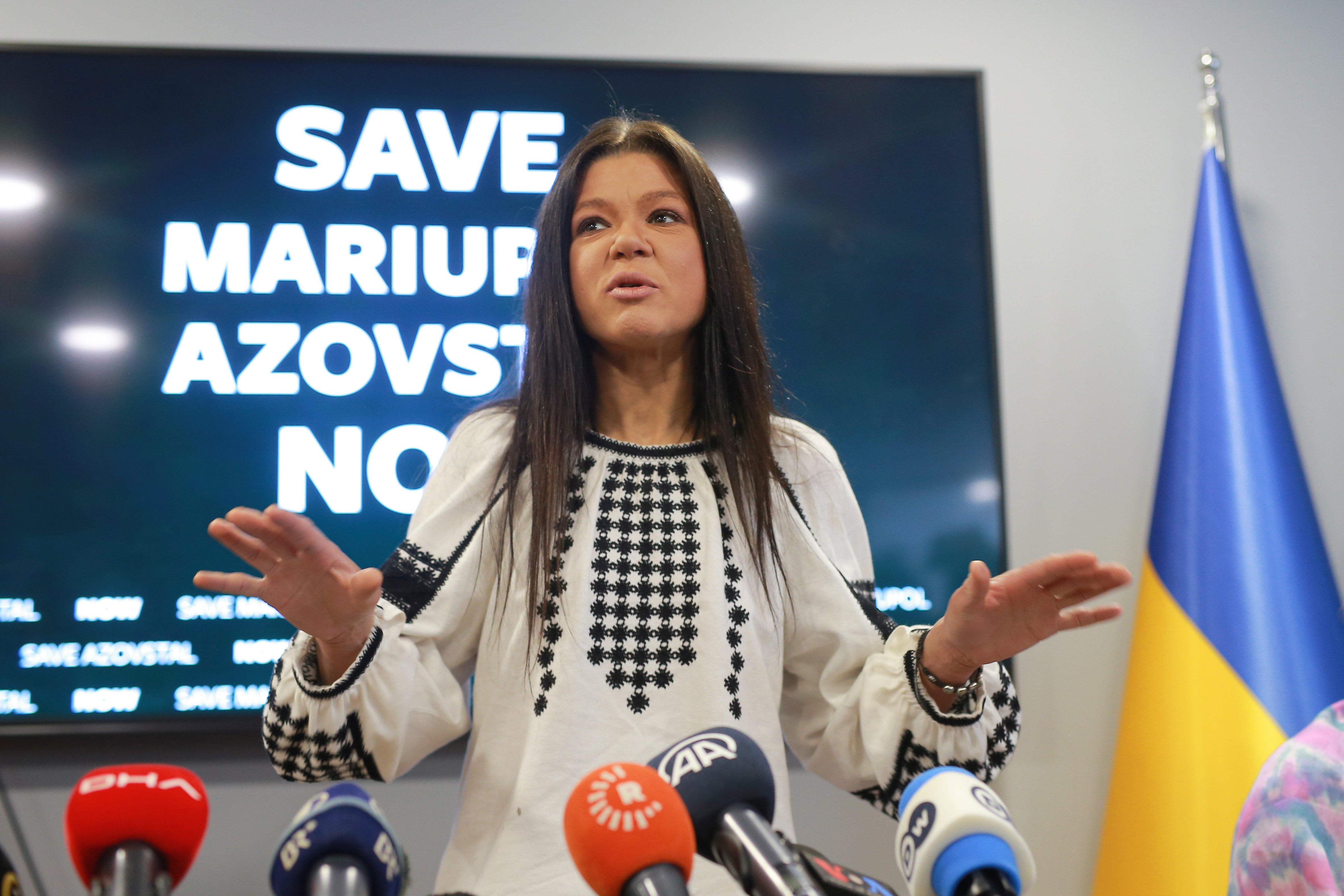 Ruslana, cantante ucraniana y exganadora de Eurovisión, habla durante la conferencia de prensa