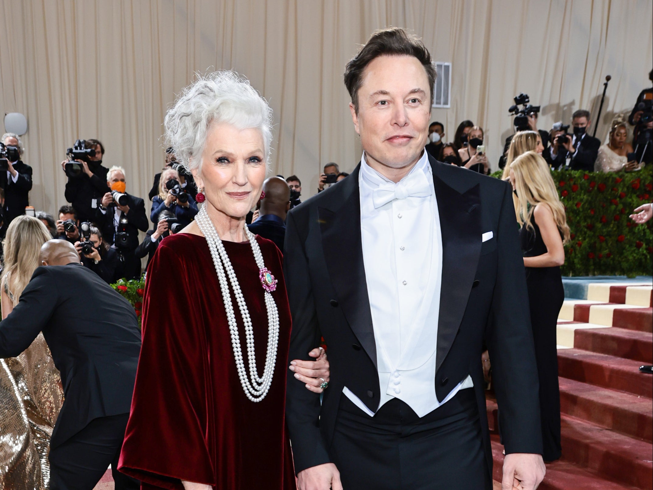 Maye Musk junto a su hijo Elon en la Met Gala