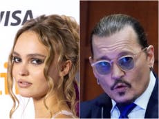 Critican a fans de Johnny Depp por acosar a su hija Lily-Rose
