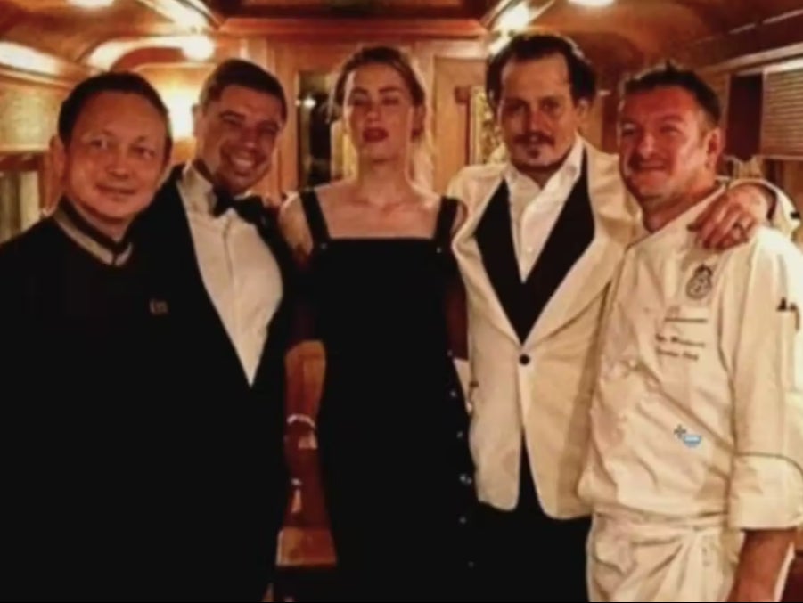 Una foto de Johnny Depp y Amber Heard durante su luna de miel a bordo del Orient Express de Bangkok a Singapur