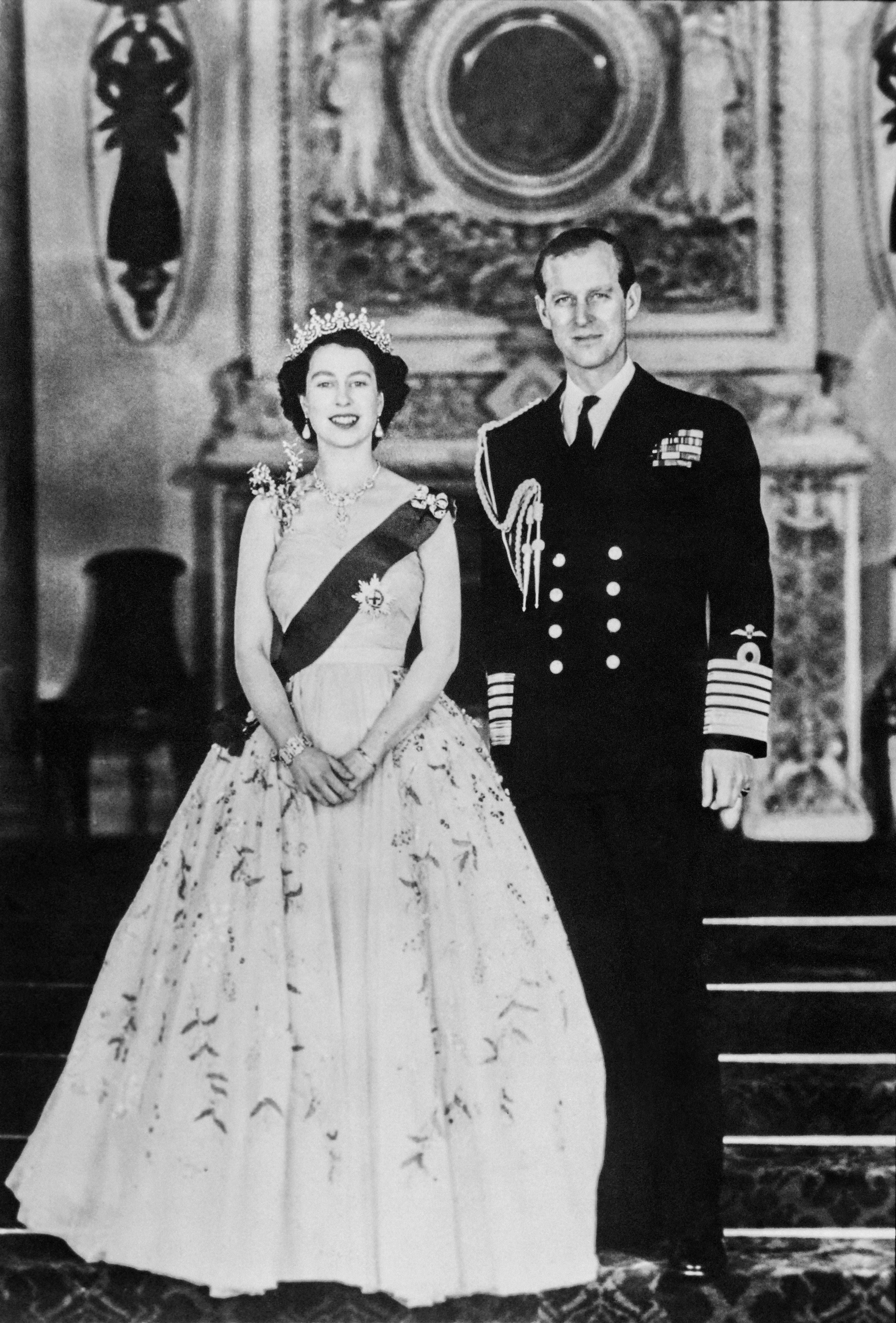 La Reina Isabel II y el Príncipe Felipe el día de su coronación, en 1953