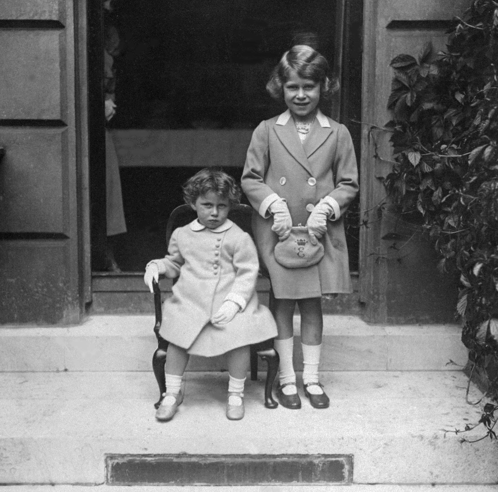 La reina Isabel II (derecha) y la princesa Margarita (izquierda) en 1933