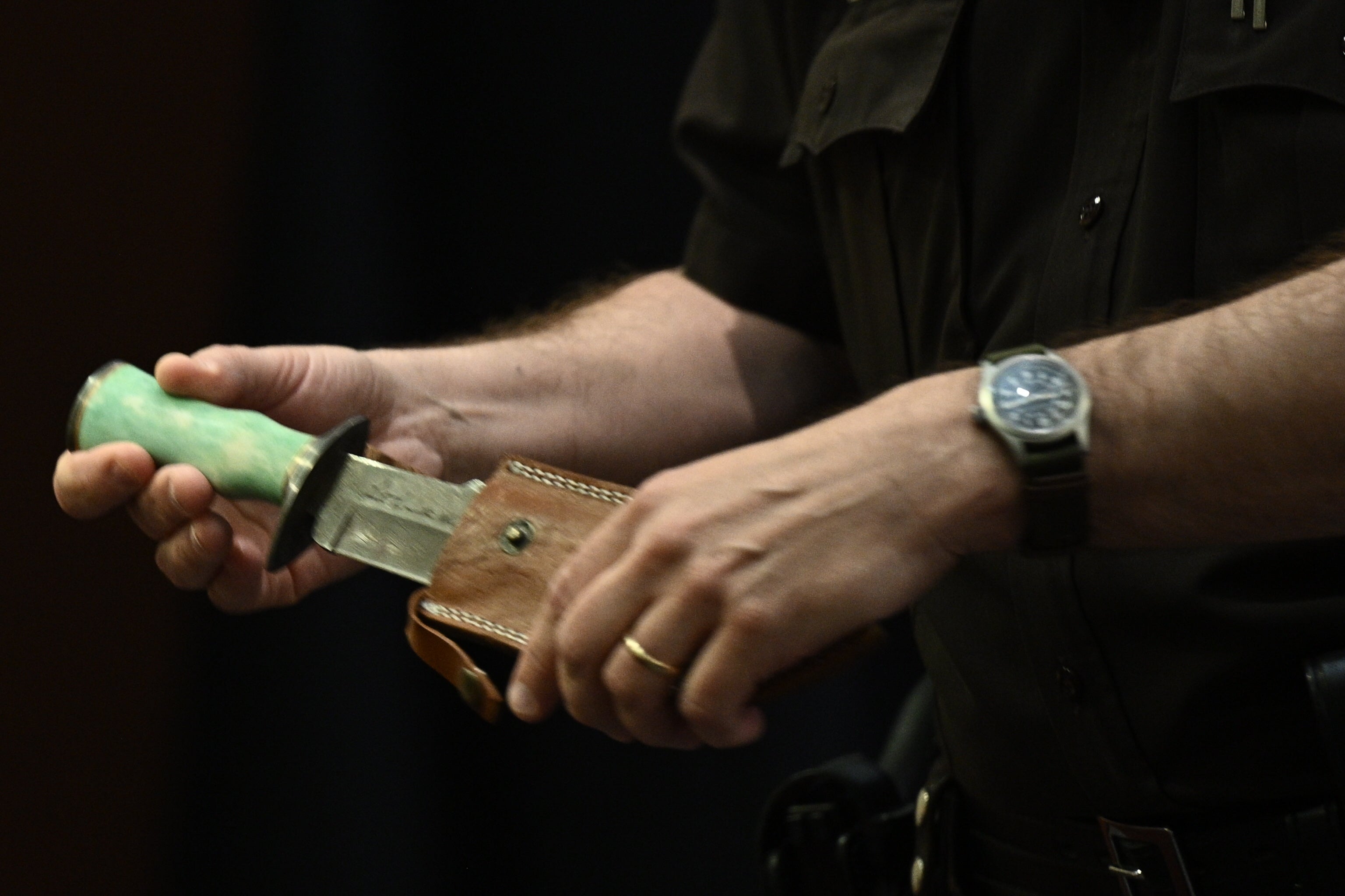 Un ayudante del sheriff del condado de Fairfax sostiene el cuchillo que Amber Heard regaló al actor Johnny Depp