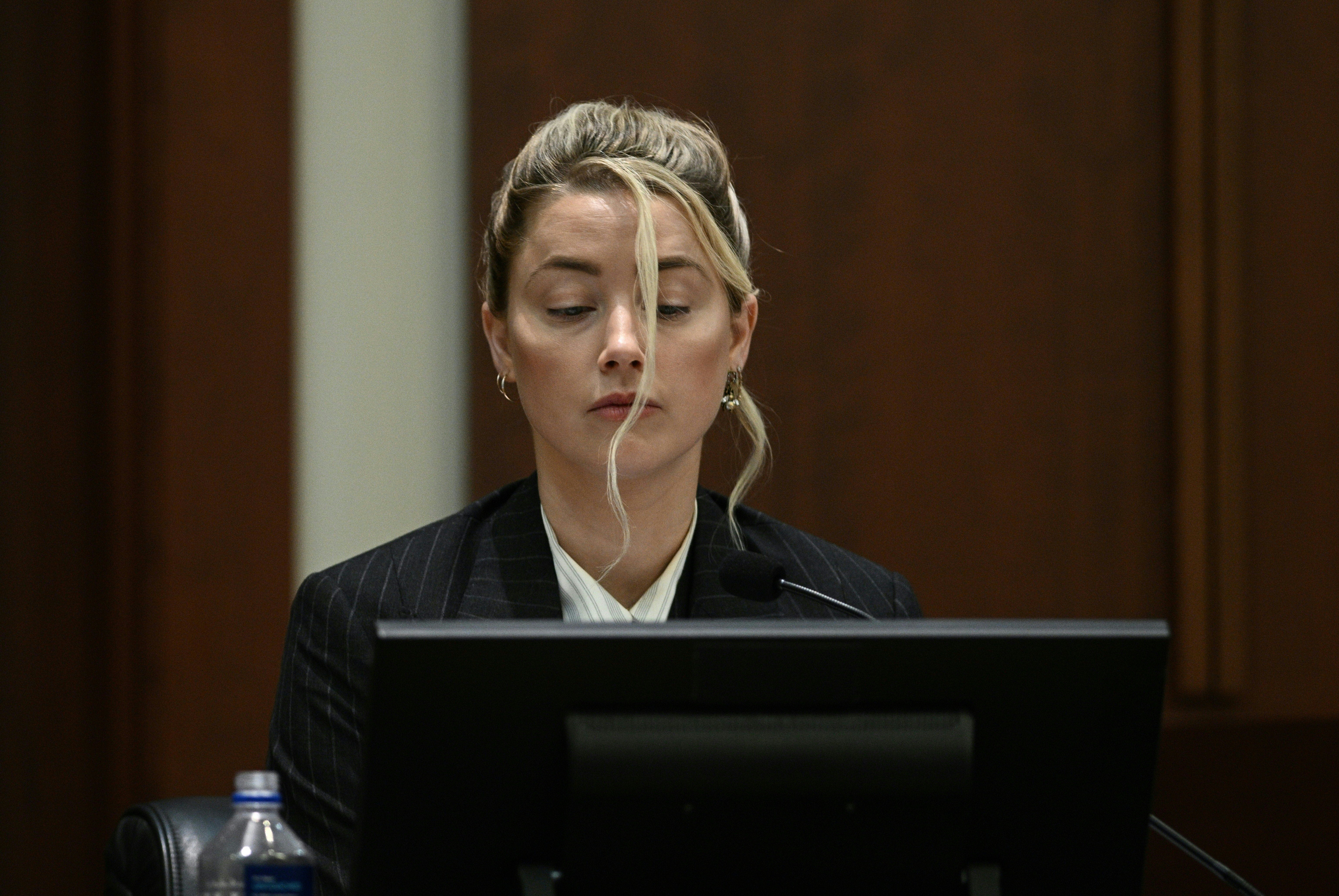 Amber Heard en el estrado durante un intenso contrainterrogatorio en el juicio