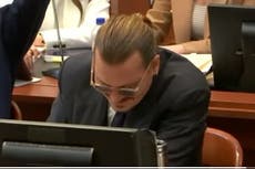 Depp vs. Heard: Johnny Depp sonríe después de que la abogada de Heard imita su voz