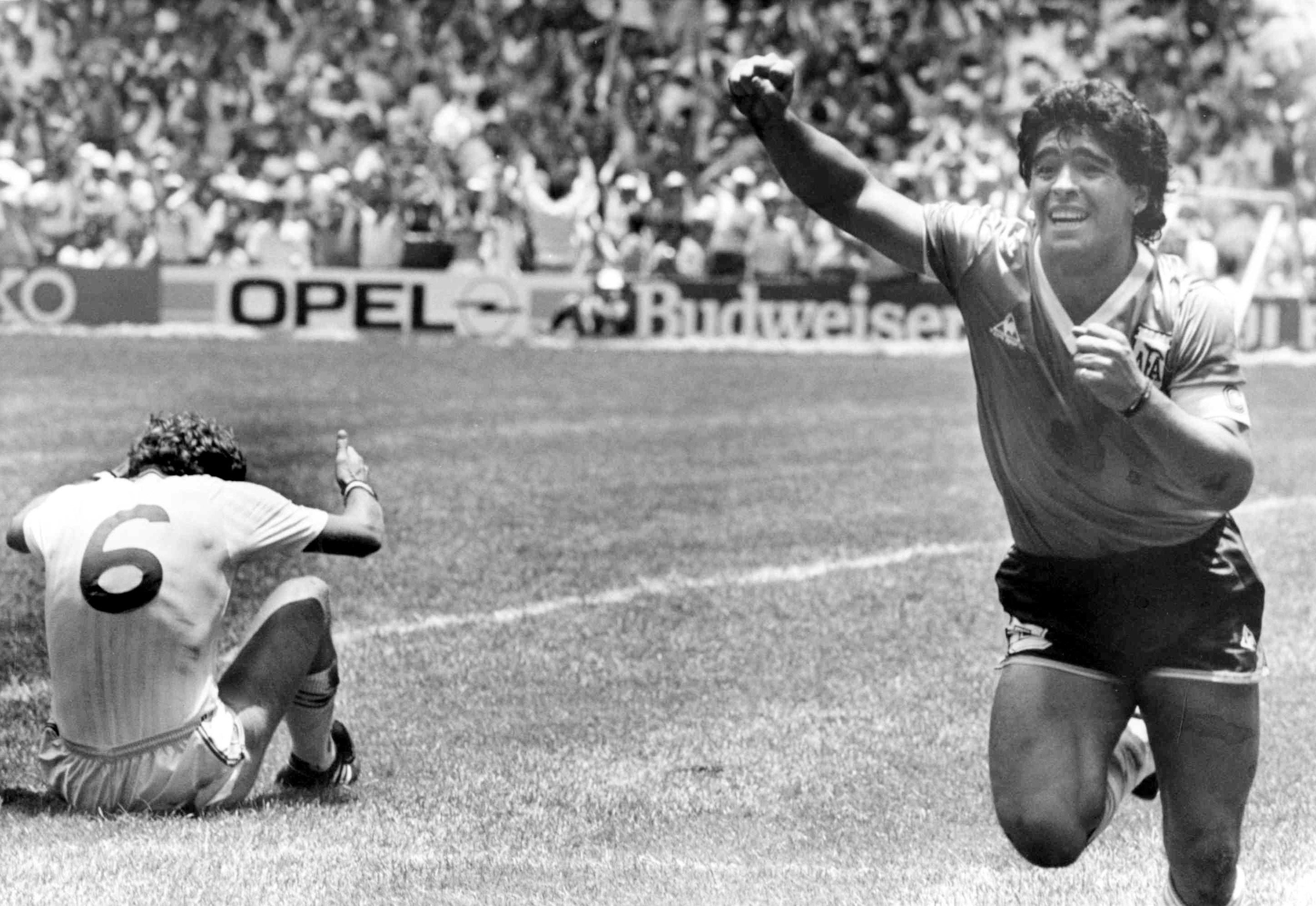 Pies de Dios: Diego Maradona celebra su segundo gol contra Inglaterra