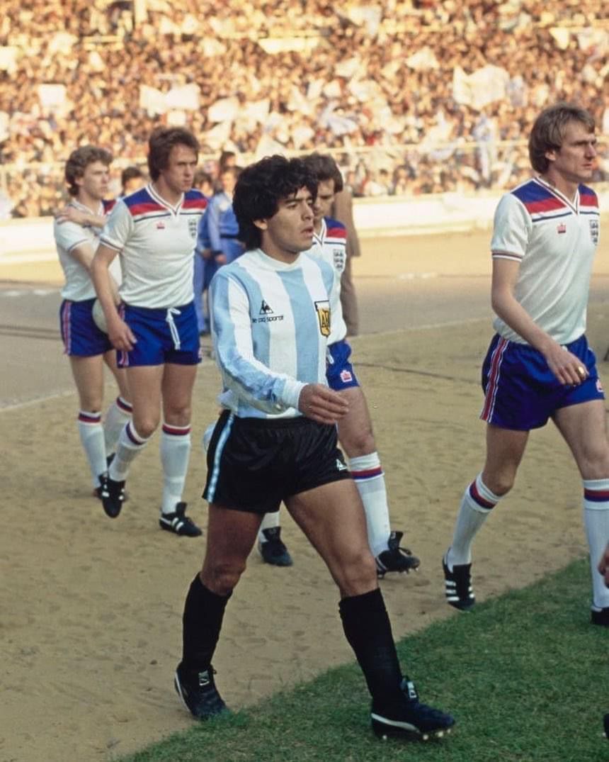 Un Maradona adolescente sale en Wembley en 1980
