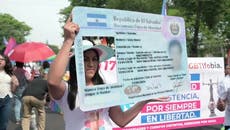 El Salvador exige una ley de identidad de género en multitudinaria marcha
