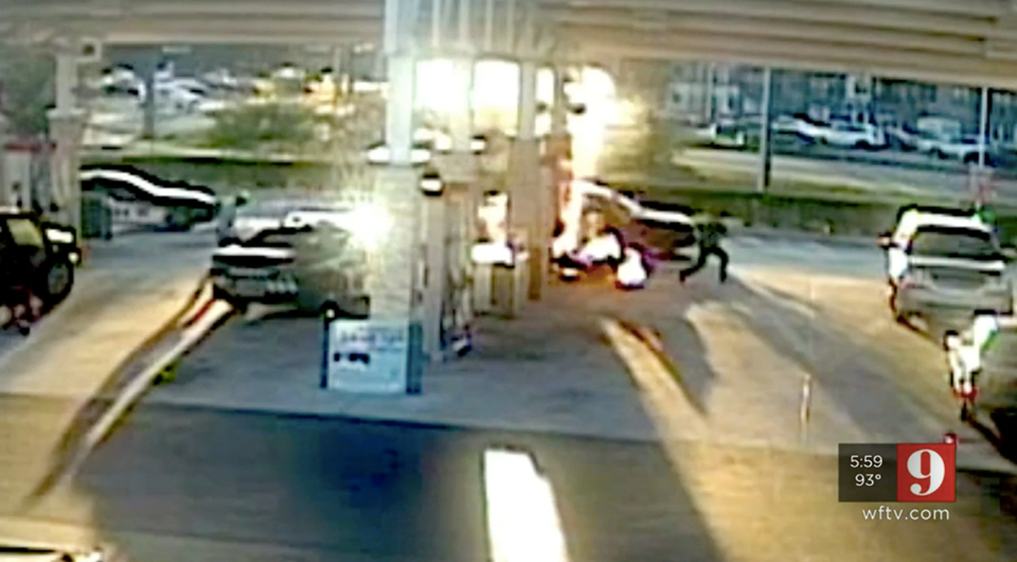 Las imágenes de vídeo de vigilancia de la gasolinera del condado de Orange muestra el momento en que se desata una explosión después de que el motociclista fuera atacado con un taser por un agente de alguacil