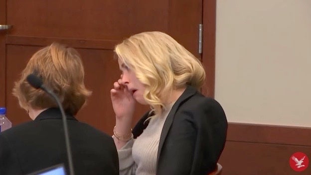 Amber Heard se limpia una lágrima al escuchar el testimonio de Raquel Pennington