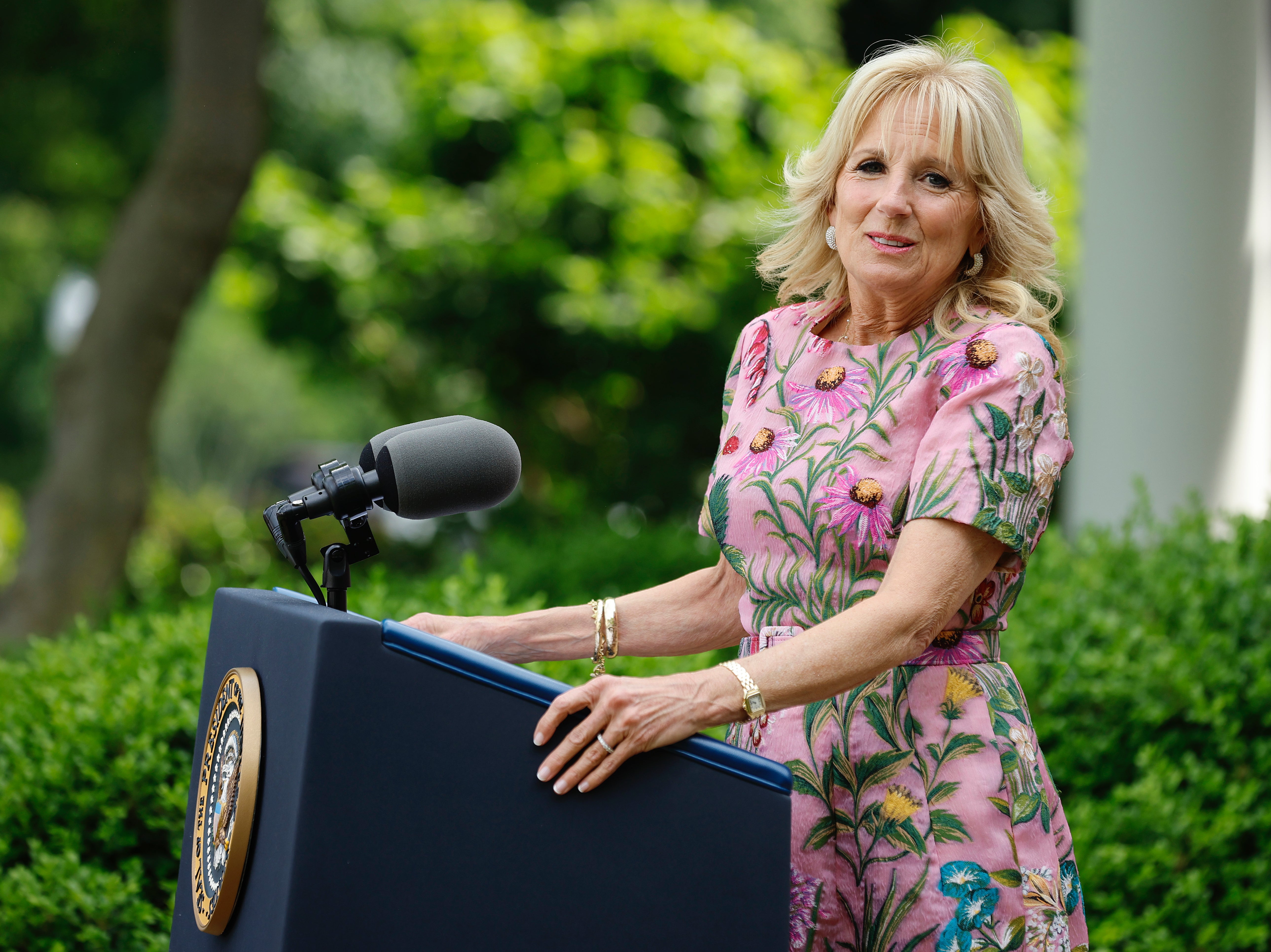 Padres atacan mensaje de Jill Biden sobre la leche de fórmula en medio de la escasez