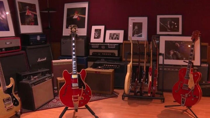 Esto fue lo que un coleccionista pagó por una guitarra rota de Oasis 