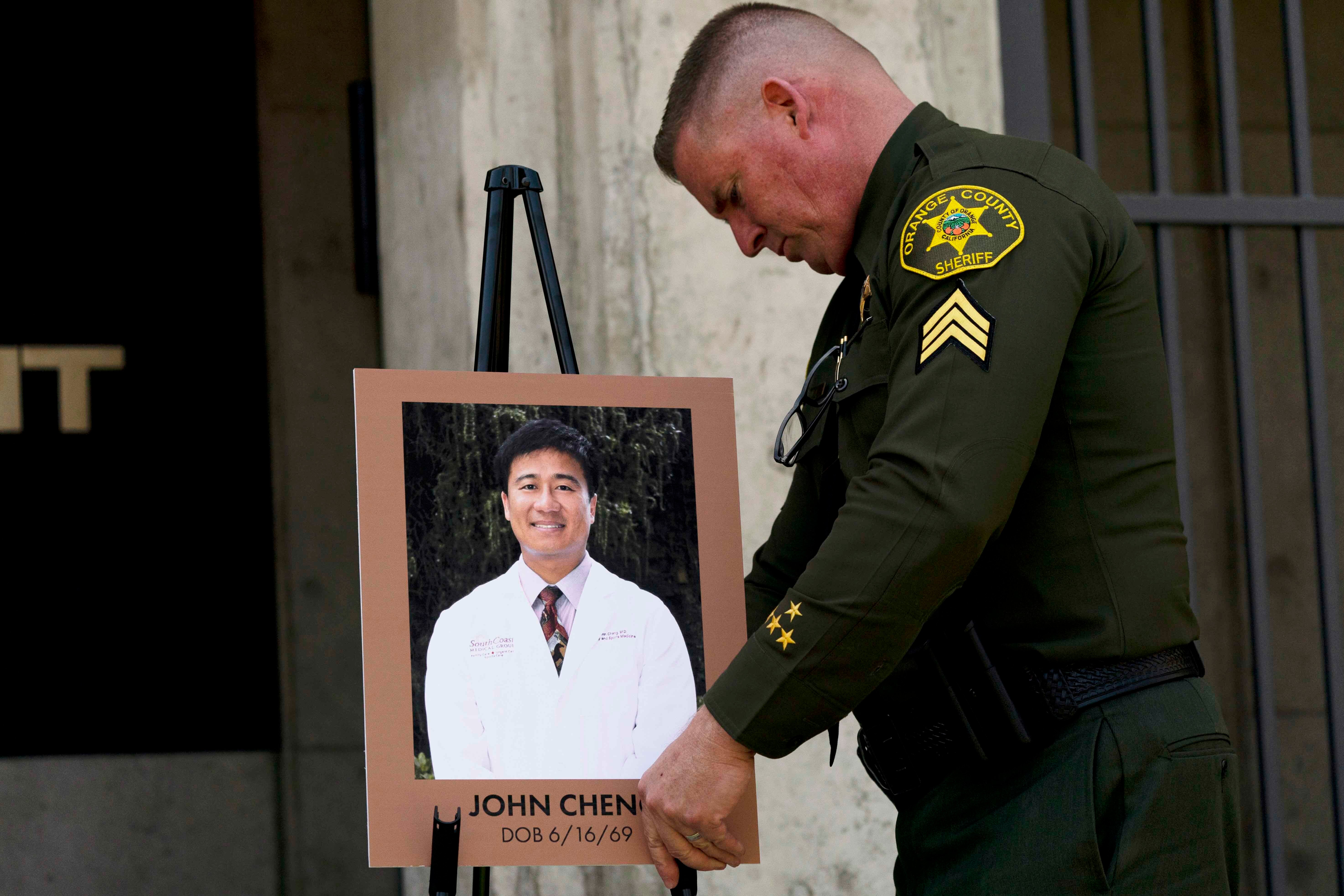 El sargento del alguacil del condado de Orange, Scott Steinle, muestra una foto del Dr. John Cheng, una víctima de 52 años que murió en el tiroteo del domingo en la iglesia Geneva Presbyterian Church