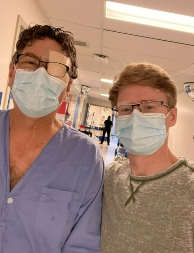 Ed Steinkamp (izquierda) y su hijo, Bret Steinkamp (derecha), posan juntos en el hospital después de un aterrador incidente en el que el hombre de 67 años perdió el ojo izquierdo