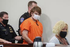 El sospechoso de Búfalo, Payton Gendron, es abucheado mientras el gran jurado le acusa de un tiroteo masivo