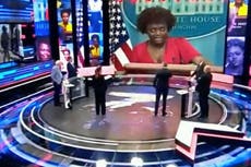 TV rusa: se burlan de la secretaria de prensa de la Casa Blanca por no ser “un hombre blanco y heterosexual”