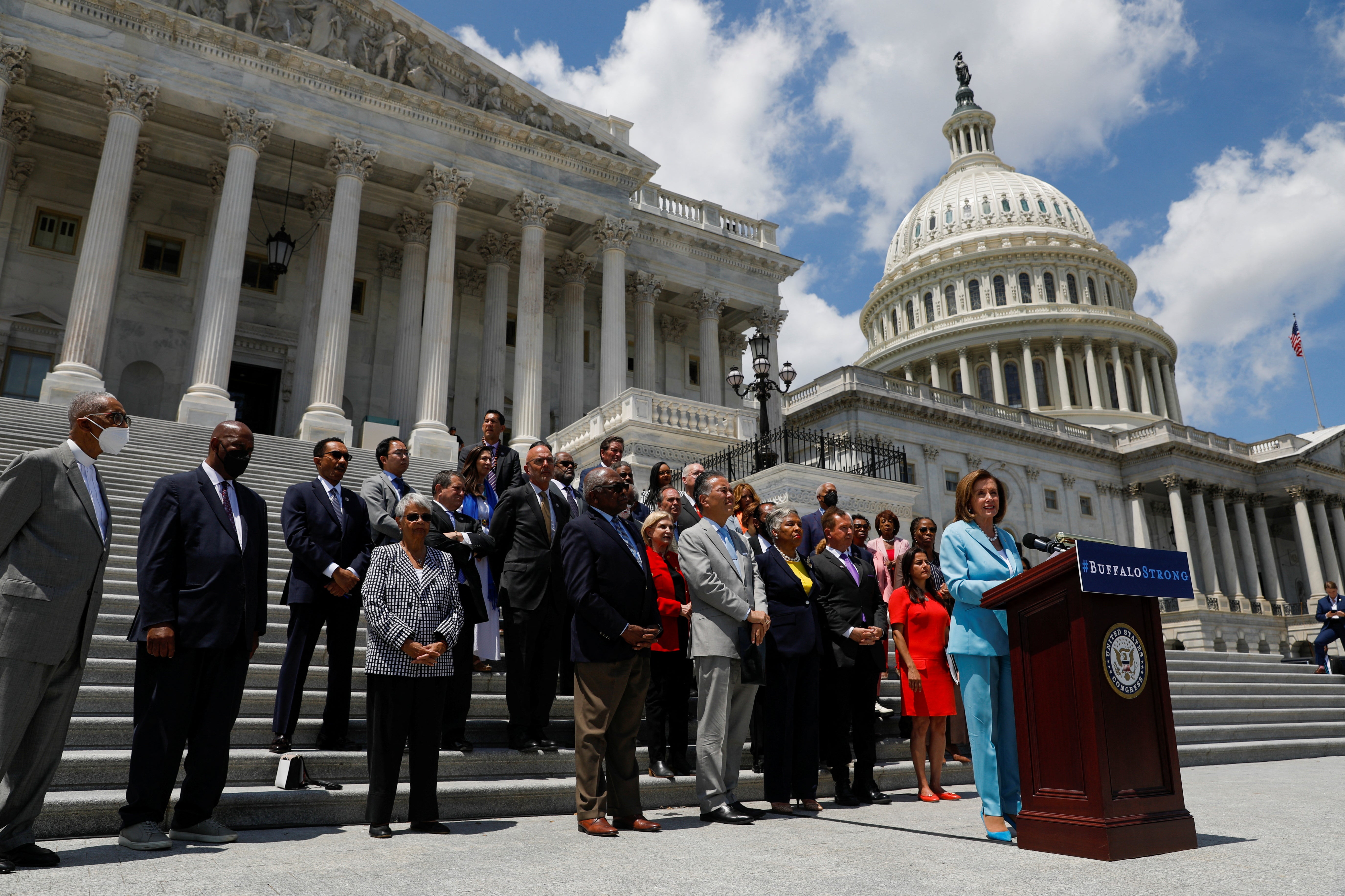 Pelosi reta a Republicanos a rechazar la “teoría del reemplazo” y a apoyar proyecto sobre terrorismo doméstico