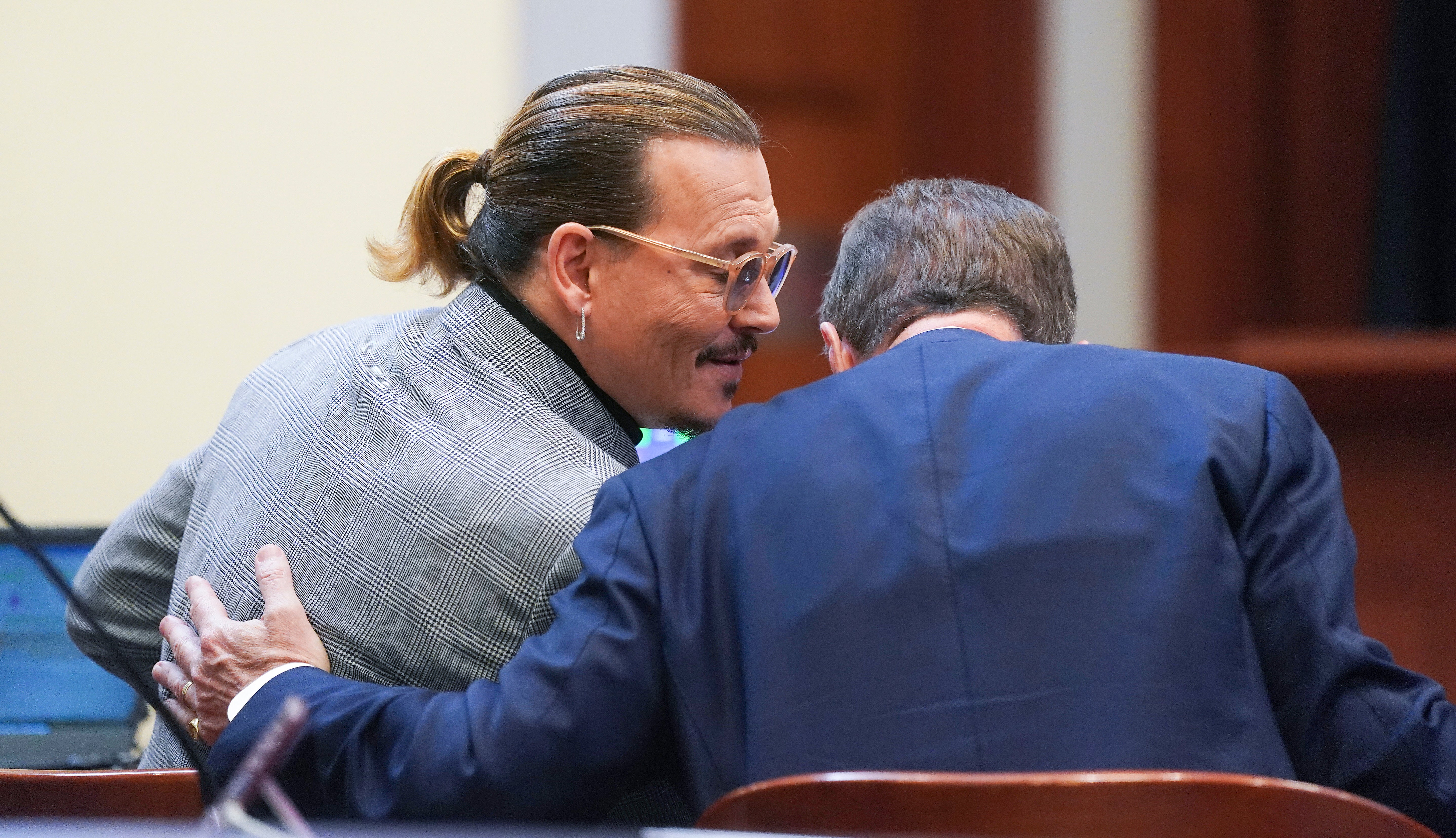 Amiegos testifican sobre celos y abuso de sustancias de Depp
