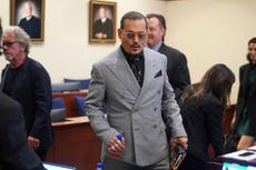 Depp vs. Heard: retiran a espectadora después de que le gritara “este bebé es tuyo” a Johnny Depp