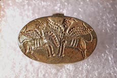 Tras una serie de aventuras, anillo antiguo vuelve a Grecia