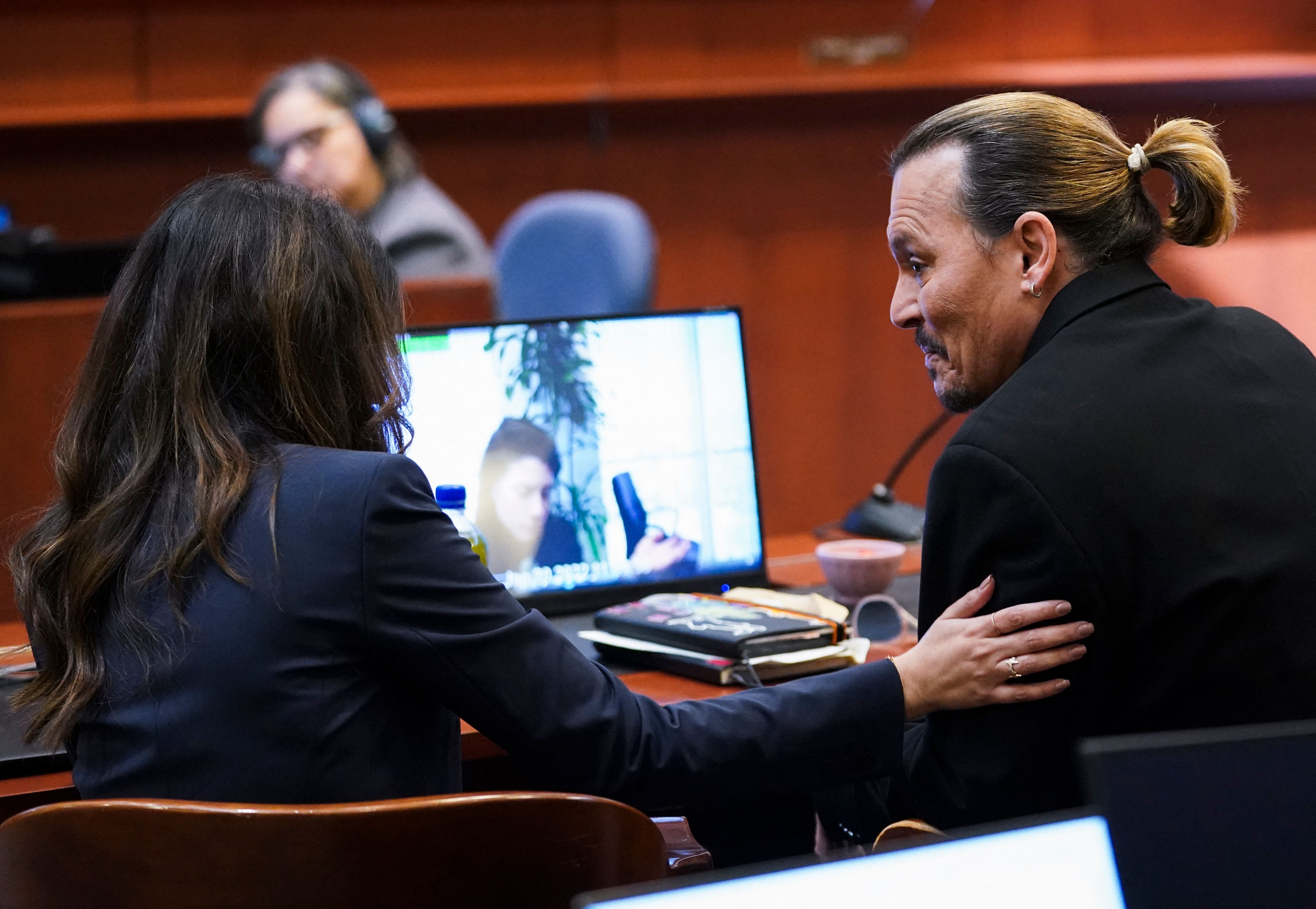 Johnny Depp y Camille Vásquez en la Corte del Condado de Fairfax, el 18 de mayo de 2022