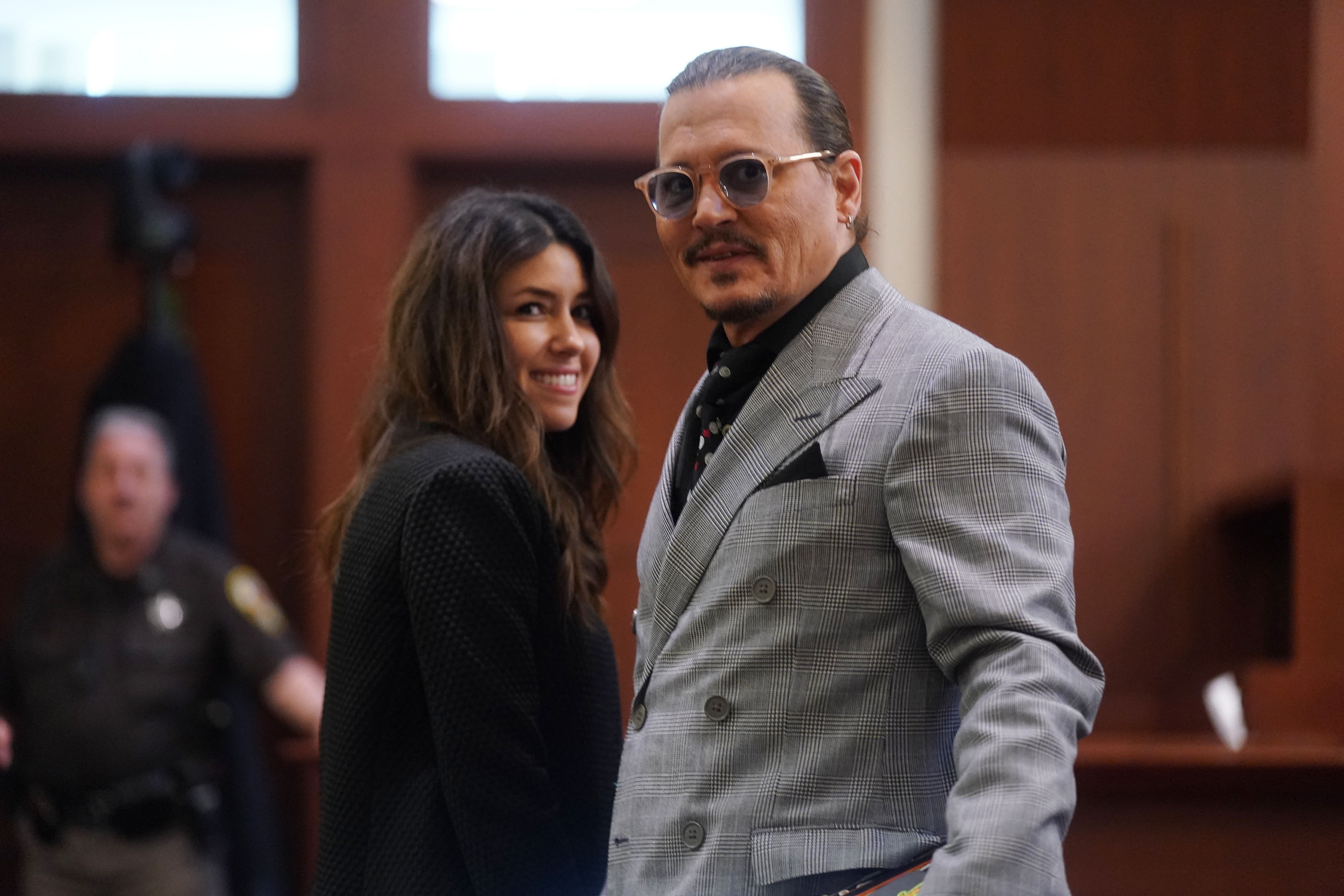 Johnny Depp y Camille Vásquez en la Corte del Condado de Fairfax, en Fairfax, Virginia, el 19 de mayo de 2022