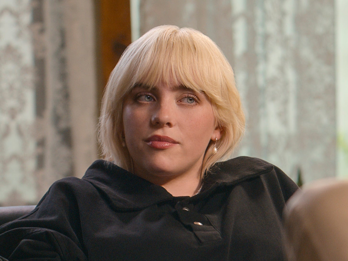 “Me confunde de forma increíble”: Billie Eilish habla sobre el síndrome de Tourette en entrevista con Netflix